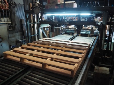 中型パレット自動釘打ち機